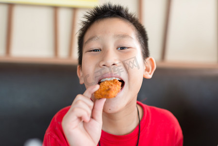 幼儿园内部摄影照片_快乐的亚洲孩子吃快餐