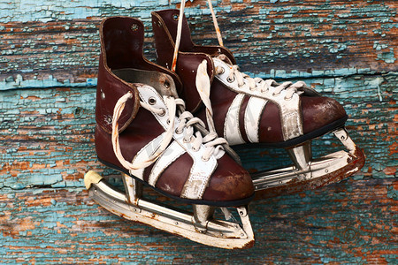 复古双男士冰溜冰鞋在木墙上