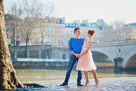 浪漫的情侣，在巴黎塞纳河堤