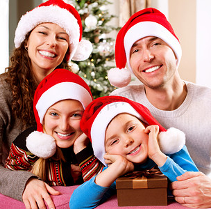 孩子们的圣诞家庭。快乐微笑着父母和孩子
