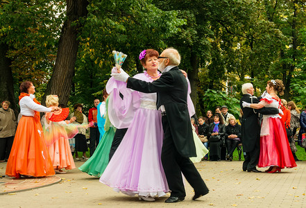 集体跳舞摄影照片_在城市广场上跳舞的老人蒸汽在球服