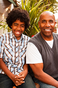 非洲裔美国父亲和儿子在一起的时间.