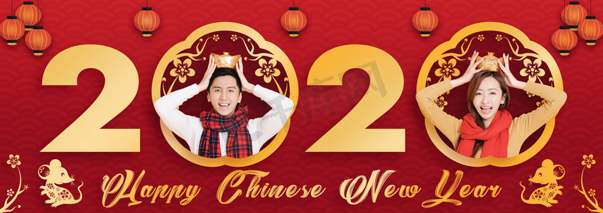 亚洲年轻夫妇庆祝中国新年。 中文大写