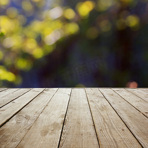 木制的角度来看地板用木板上模糊的自然夏天 b