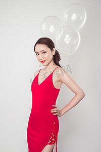 亚洲女人穿着红色衣服