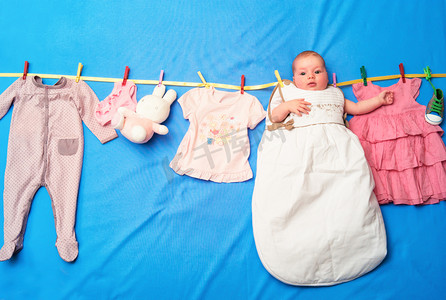 玩具商场摄影照片_婴儿的睡袋里挂在一根绳子上
