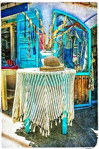 米克诺斯岛摄影照片_可爱的小商店，与传统的货物在希腊。艺术图片.