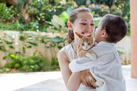 单身狗摄影照片_亚洲母亲带着儿子和猫