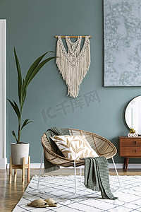 时尚的简约客厅内部，配有设计藤式扶手椅和优雅的配饰。墙的紫杉颜色。复制空间