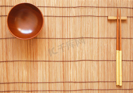 用竹消光背景上的木碗筷子