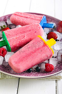 黑加仑果汁摄影照片_混合的浆果和酸奶冰淇淋持久性有机污染物 