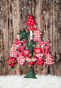 手工制作的传统圣诞装饰在木头上