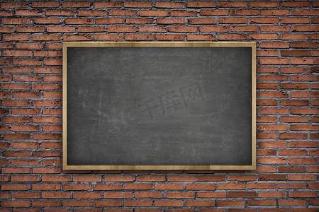 教室背景墙摄影照片_黑色空白的黑板上用木框上砖的背景墙上