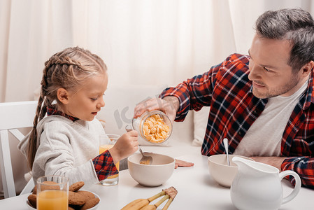 父亲和女儿吃早餐