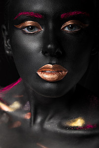 红色金色商务背景摄影照片_时尚的彩妆黝黑女孩的画像。美丽的脸.