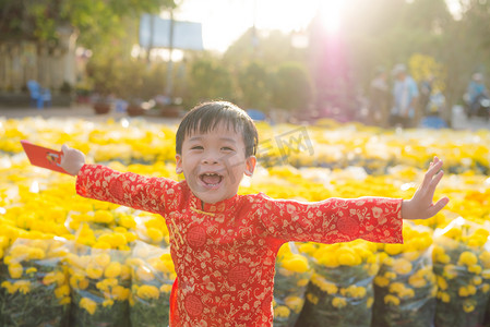 一个亚洲男孩在传统节日服装的肖像。可爱的越南小男孩在奥代礼服微笑。去度假。农历新年越南