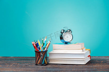 回到学校的概念。书，色的铅笔和时钟
