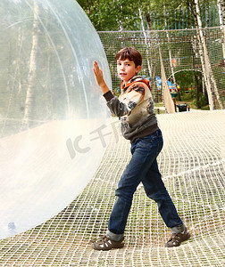 一候鸿雁来宾摄影照片_青春期前的男孩玩巨大球在户外运动户外活动公园