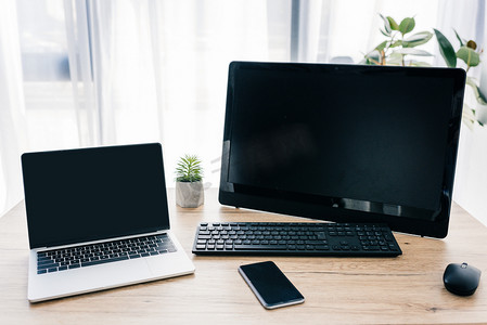 笔记本电脑与空白屏幕, 电脑, 智能手机和盆栽植物在木桌特写镜头 