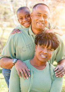 美丽快乐非洲裔美国家庭肖像在户外