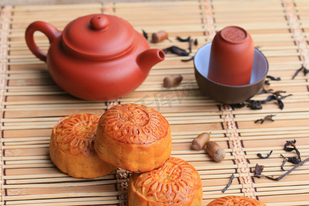 中秋蛋糕摄影照片_中秋月饼和热茶-中国蛋糕