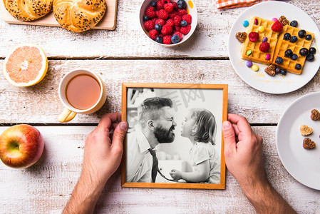 day1摄影照片_Fathers day composition. Black-and-white photo, breakfast meal