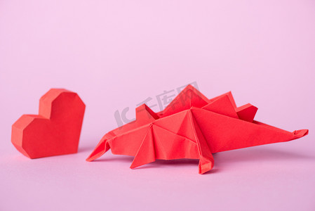 红纸心近折纸恐龙粉红 