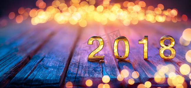 2018-快乐新的一年-焦的表和散景灯上的金色数字