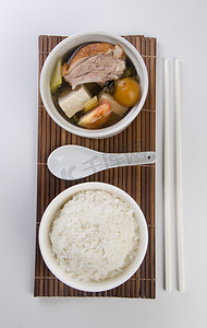 鸡和草本汤煲，中国食品样式.