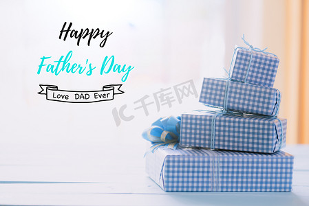 快乐的父亲日概念。明亮的蓝色粉彩木桌背景美丽的礼物盒栈.