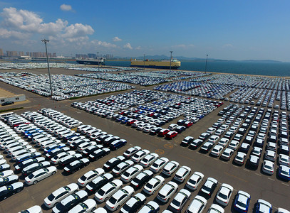 2018年8月12日, 运往国外的车辆在中国东北辽宁省大连市的一个港口码头上排起了长队