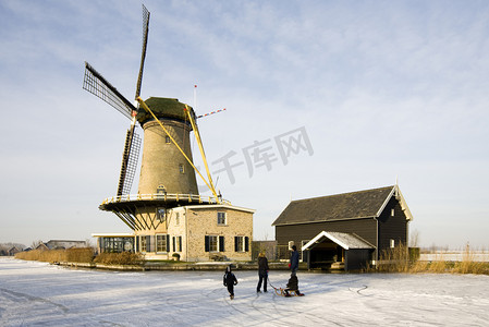 商务风绿色摄影照片_在冬季景观、 bleskensgraaf、 荷兰荷兰风车