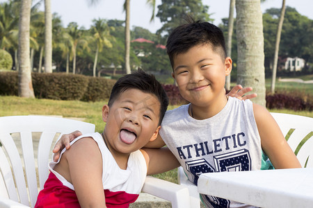 快乐的亚洲孩子享受暑假，家庭出游旅行旅行与男孩一起休闲乐趣