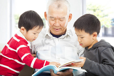 爷爷和孙子们读一本书