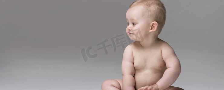 婴儿护肤摄影照片_可爱的小宝贝男孩摆姿势.