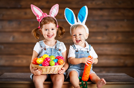 快乐的孩子男孩和女孩打扮成复活节兔子篮子