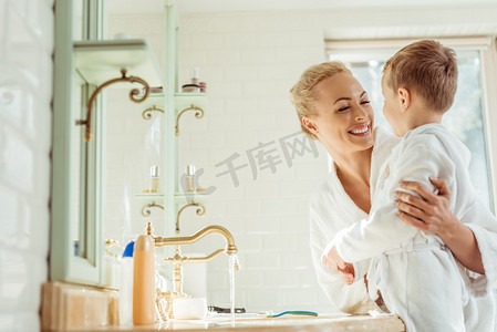 母亲和儿子在浴室 
