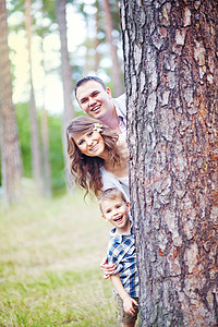 色母摄影照片_在夏天公园的一个儿子在一起的家庭