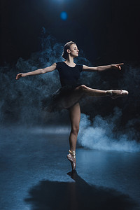 芭蕾舞女演员在黑色短裙
