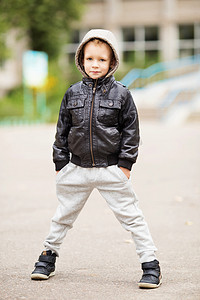 可爱小城市男孩穿着黑色皮革杰克的肖像