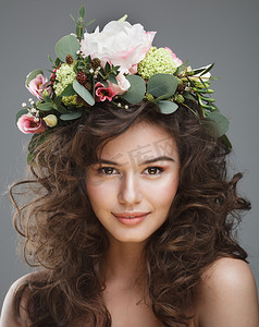 粉红可爱摄影照片_Stubio 美的鲜花皇冠可爱的年轻女子的肖像