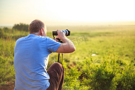 自然风景摄影照片_专业摄影师拍照在大草原上