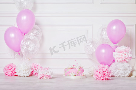 节日蛋糕, 绒球和气球。白色和粉红色的颜色。生日