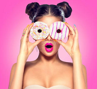 发型2摄影照片_女孩以多彩甜甜圈.