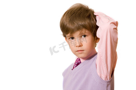 男孩穿着一件粉红色的衬衫