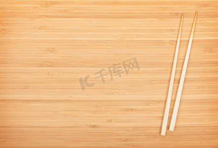 桌上贴纸摄影照片_寿司筷子竹桌上
