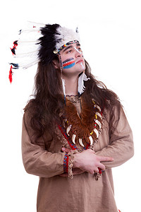 战士背景摄影照片_白色背景上孤立的美国原住民首席