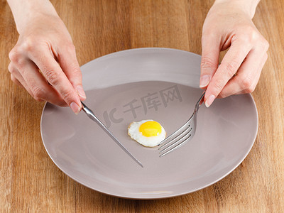 蛋捲摄影照片_上一盘小煎的鸡蛋