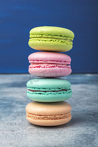 包装饼干设计摄影照片_五颜六色的糕点。饼干 macaron 或玛卡龙在蓝色背景。复制空间1