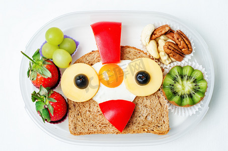 午餐盒摄影照片_食物的鬼脸形式与孩子的学校午餐盒